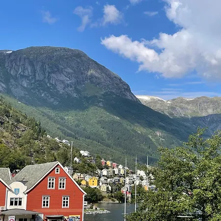 Apartment Nyrenovert Med 3 Soverom I Sentrum Odda