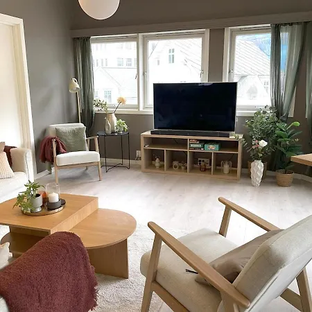 Apartment Nyrenovert Med 3 Soverom I Sentrum Odda