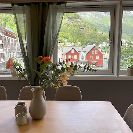 Apartment Nyrenovert Med 3 Soverom I Sentrum