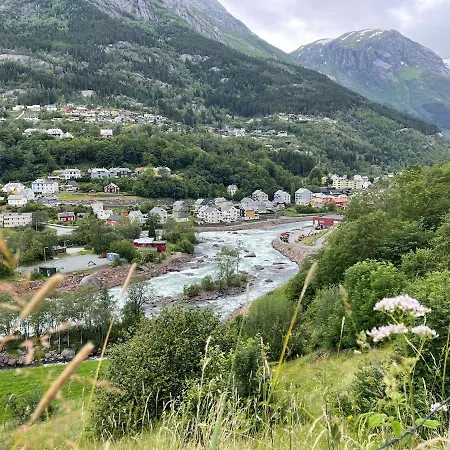 Nyrenovert Med 3 Soverom I Sentrum * Odda